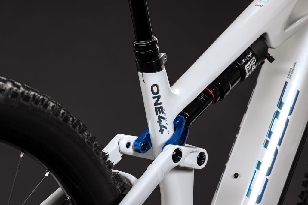 Cube Stereo Hybrid One44 HPC Pro Metallicwhite/Blue 2027