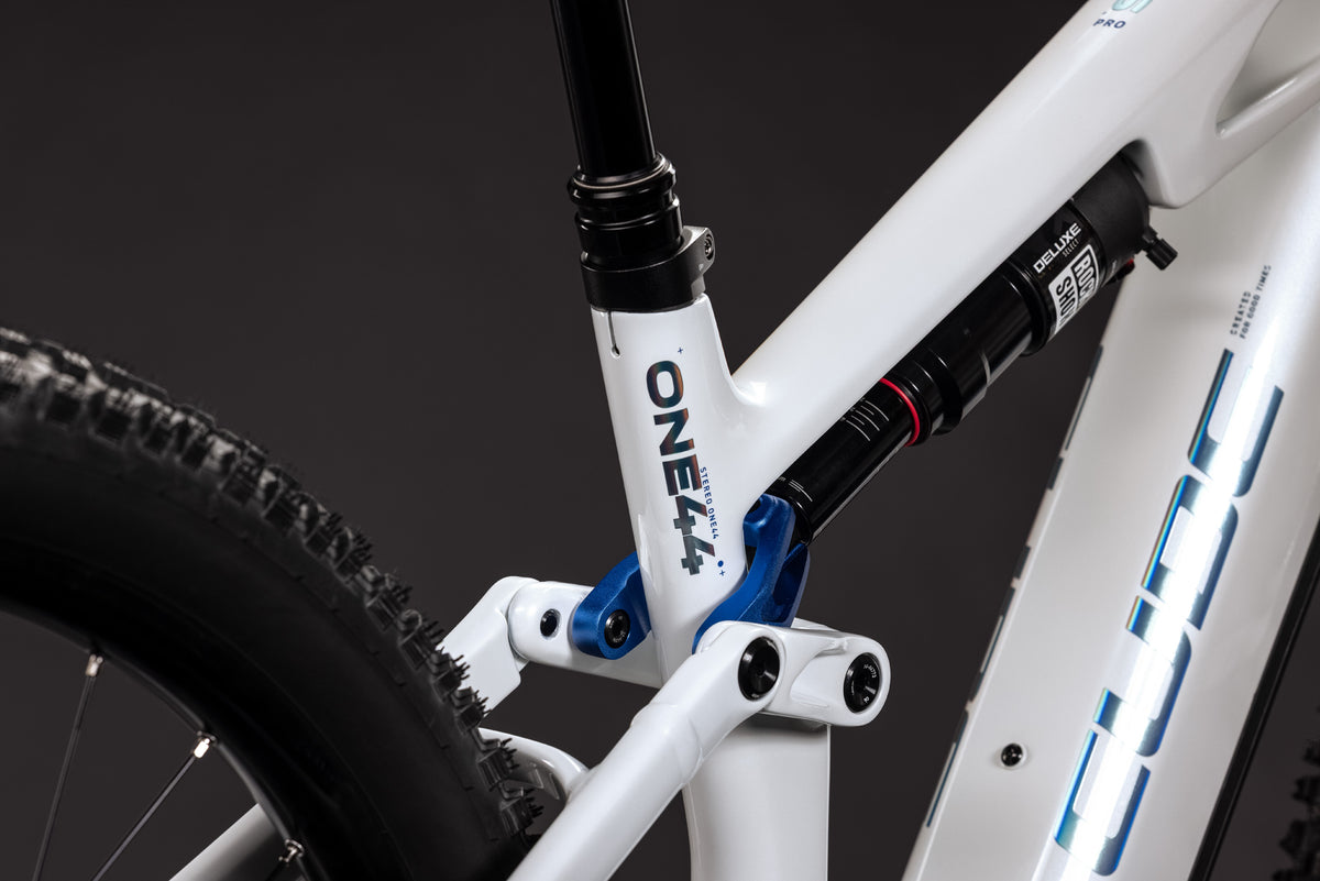 Cube Stereo Hybrid One44 HPC Pro Metallicwhite/Blue 2027