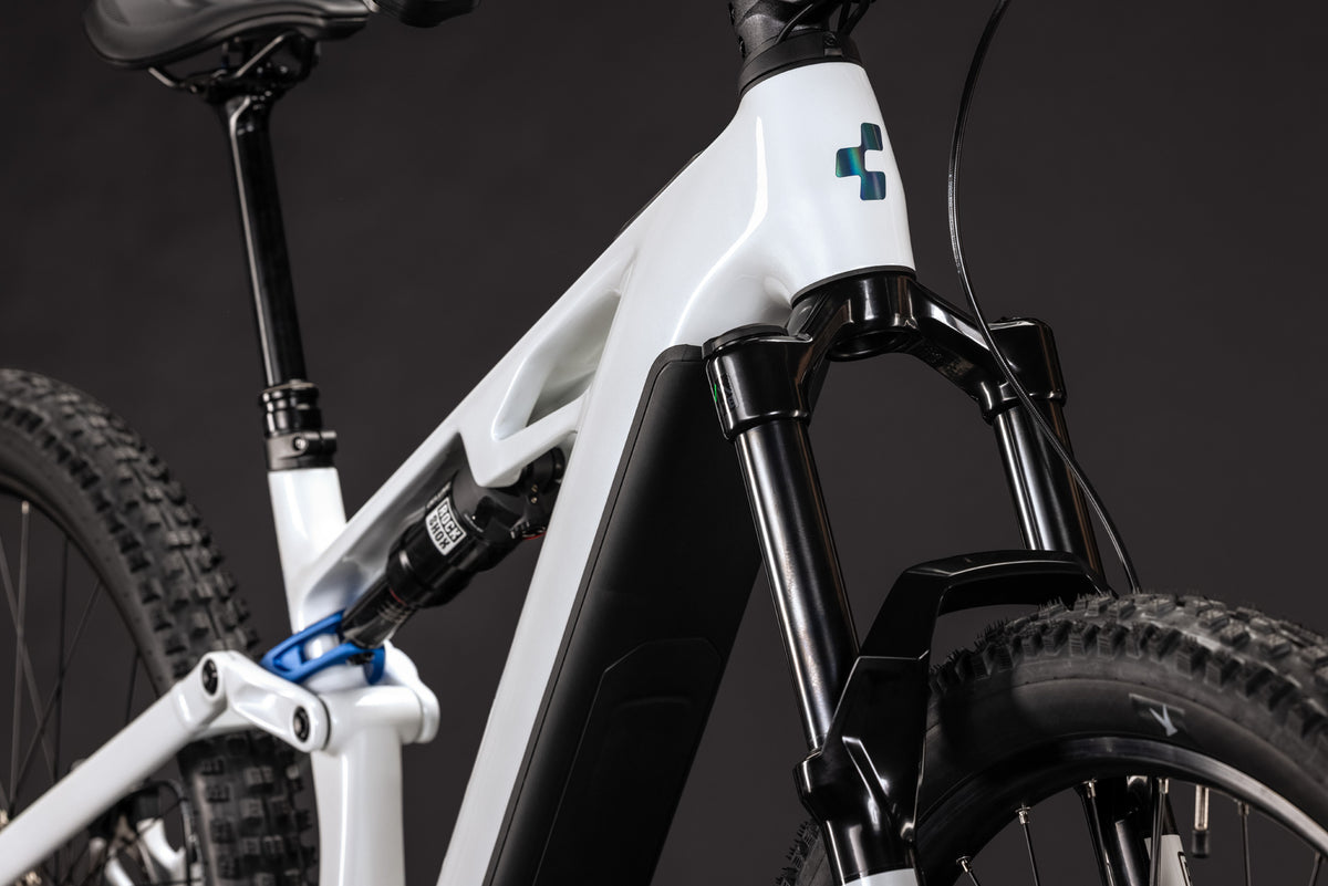 Cube Stereo Hybrid One44 HPC Pro Metallicwhite/Blue 2027