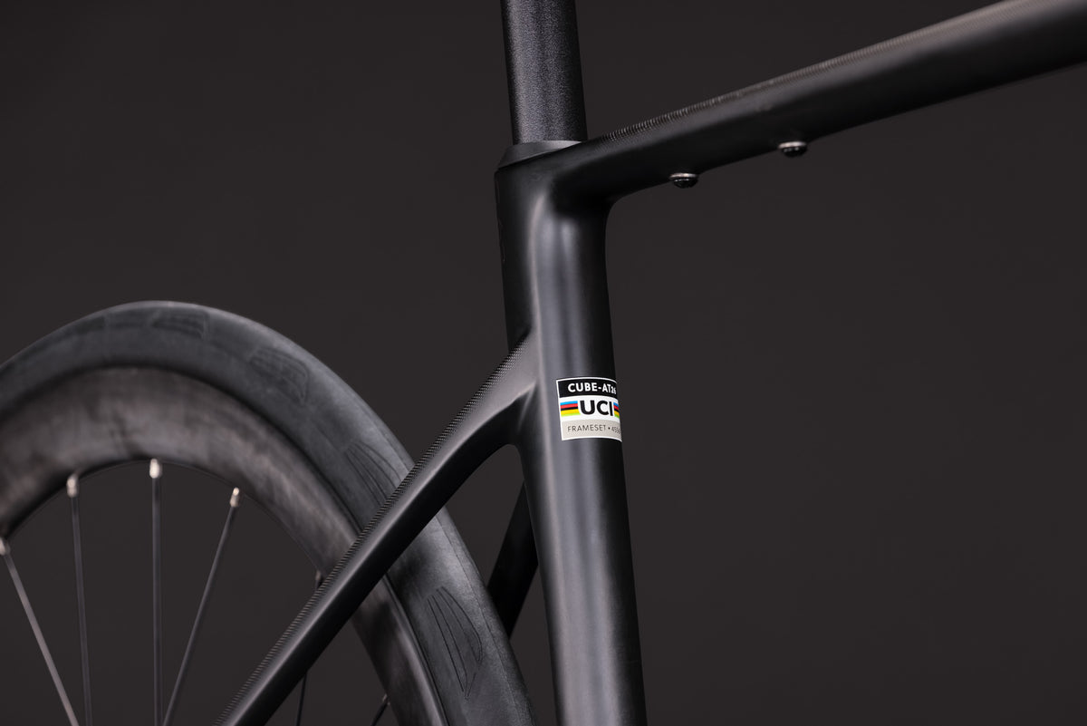 Cube Attain C:62 Race Carbon/Coalchrome 2027