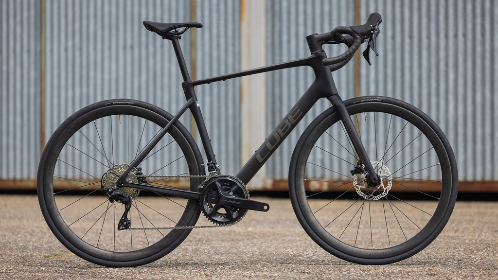 Cube Attain C:62 Race Carbon/Coalchrome 2027