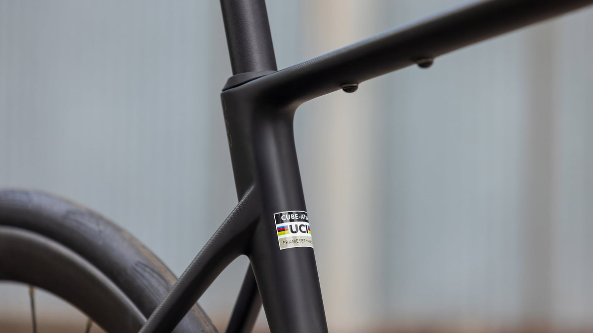 Cube Attain C:62 Race Carbon/Coalchrome 2027
